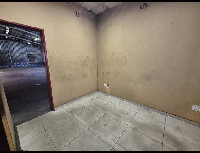 500M² WAREHOUSE FOR SALE IN KNIGHTS